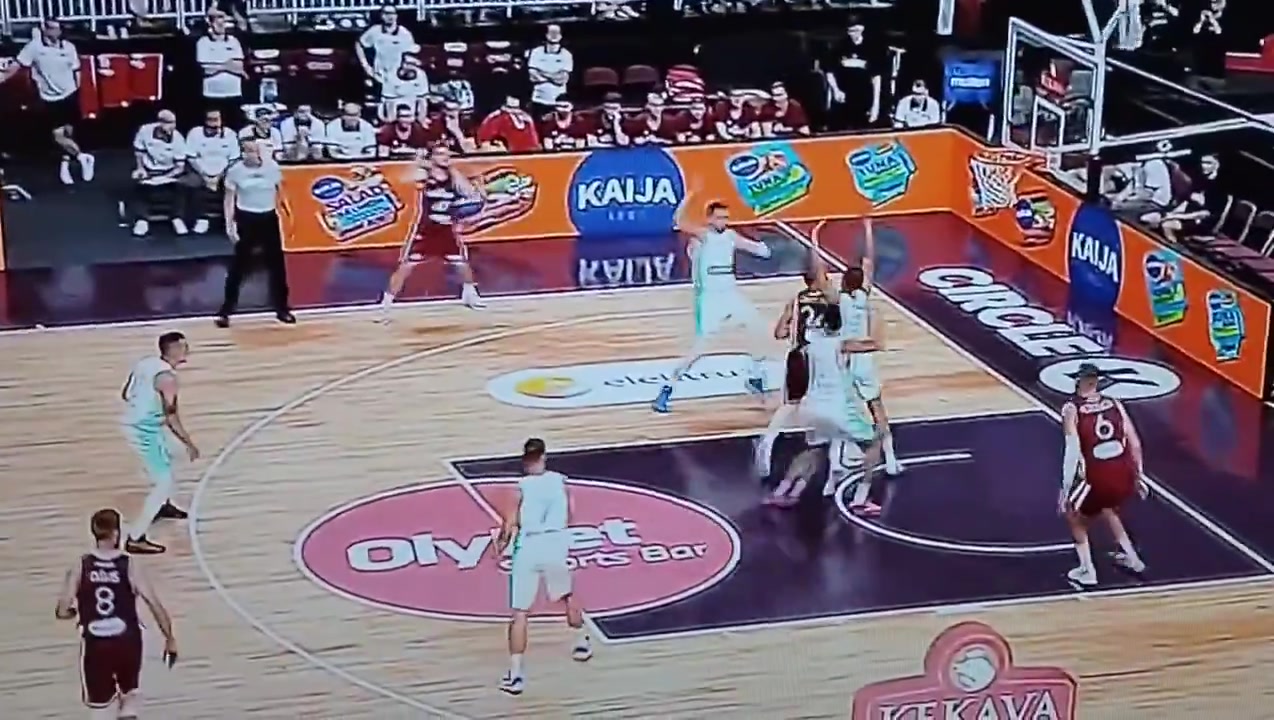 世界杯直播-大锁级别的防守？！东契奇协防后大秀单防功底 轻松封盖对手投篮