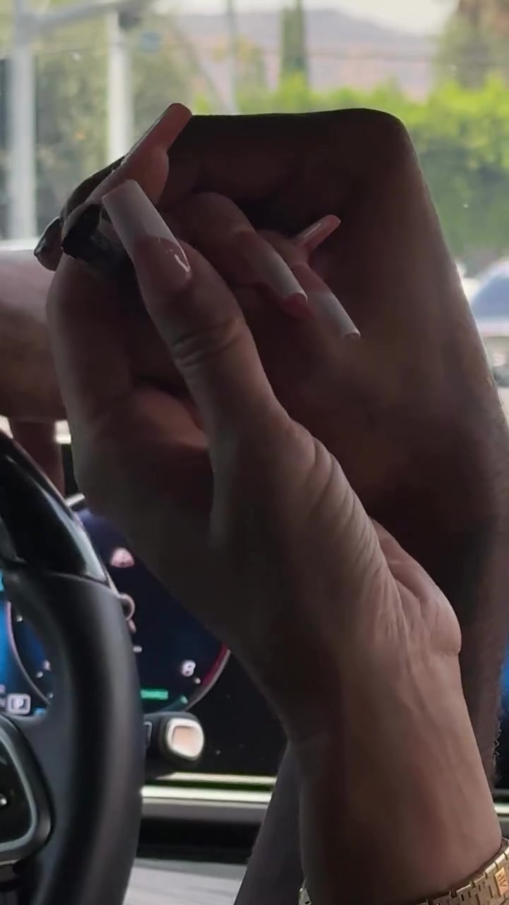 比分更新-杰伦-格林与女友驾车出行十指紧扣 情侣同款美甲细节吸睛