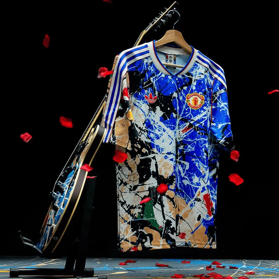 比分更新-曼联发布与石玫瑰乐队联名球衣，致敬传奇乐队与球迷文化